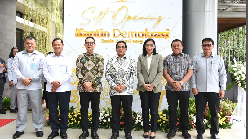 Kantin Demokrasi Diresmikan: Simbol Santai, Simbol Demokrasi Sekretaris Jenderal DPR RI Indra Iskandar (tengah) bersama para pejabat di lingkungan Setjen DPR RI berfoto bersama usai meresmikan Kantin Demokrasi di Kompleks Parlemen, Senayan, Jakarta, Senin (23/6/2025). - Humas DPR -