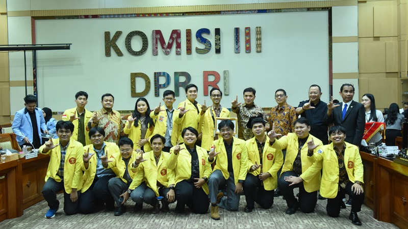 Ketua Komisi III: KUHAP Sekarang Tak Berpihak pada Warga Negara Ketua Komisi III DPR RI Habiburokhman berfoto usai RDPU bersama mahasiswa dari UI, Universitas Lampung, dan Universitas Bandar Lampung, Kamis (19/6/2025). - Humas DPR -