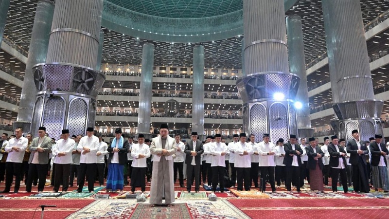 Khidmat Di Istiqlal, Presiden Prabowo Salat Iduladha Bersama Rakyat! Presiden Prabowo Subianto melaksanakan salat Idul Adha di Masjid Istiqlal - Foto: BPMI Setpres -