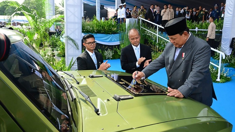 PANDU Resmi Meluncur! Prabowo Gas Pol Era Kendaraan Tempur Listrik Made in Pindad Presiden Prabowo Subianto meresmikan peluncuran kendaraan listrik taktis terbaru produksi PT Pindad, yakni MV3-EV “PANDU” - Foto: BPMI Setpres -