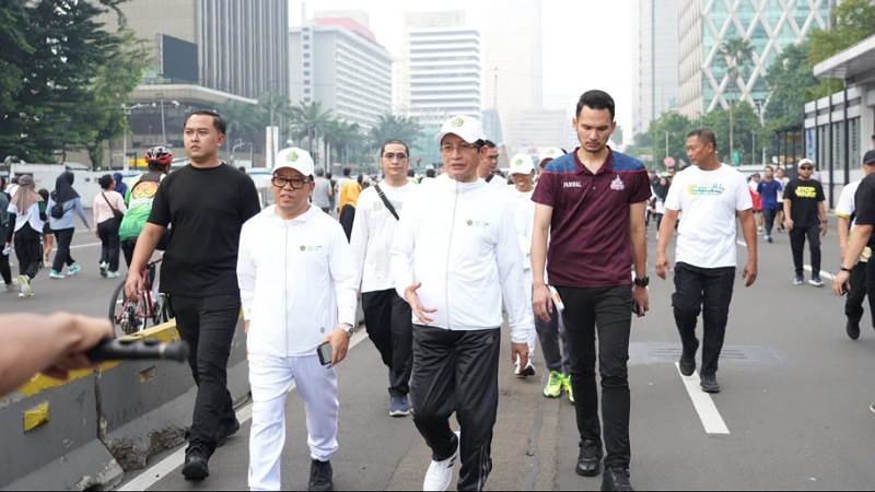 Peaceful Muharam Dimulai! Menag Jalan Santai, Tebar Cinta & Bibit Pohon Menteri Agama Nasaruddin Umar mengkuti Car Free Day Syiar Muharam 1447 H, Minggu (22/6/2025). - Foto: Humas Kemenag -