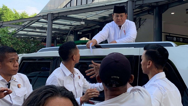 Prabowo Bagi Amplop Usai Salat Iduladha, Rakyat Jerit: “Ya Allah, Makasih Pak!” Presiden Prabowo Subianto memberi hadiah kepada masyarakat usai melaksanakan salat Iduladha di Masjid Istiqlal, Jumat (6/6/2025) - Foto: Dok. RRI -