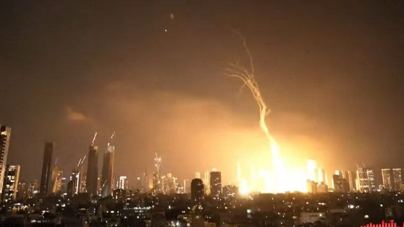 Searangan Balasan! Rudal Supersonic Iran Hantam Israel, Tel Aviv Terbakar!
