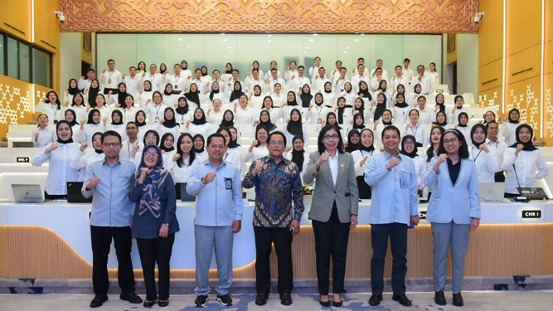 Sekretaris Jenderal DPR RI Indra Iskandar berfoto bersama para pejabat dan peserta usai memberikan pengarahan dalam kegiatan pembekalan CPNS Protokol Setjen DPR RI di Gedung Nusantara, Senayan, Senin (23/6/2025). - Foto: Humas DPR -