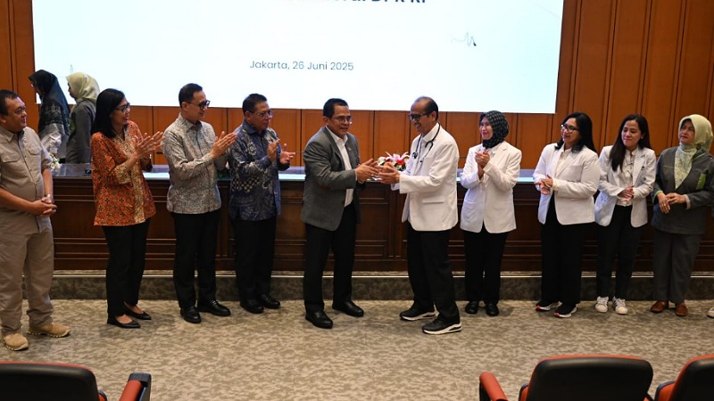 Setjen DPR RI Mulai Program Medical Check-Up ASN Sekjen DPR RI Indra Iskandar saat membuka layanan Medical Check-Up (MCU) untuk pegawai Setjen DPR RI, Kamis (26/6/2025). - Foto: Humas DPR -
