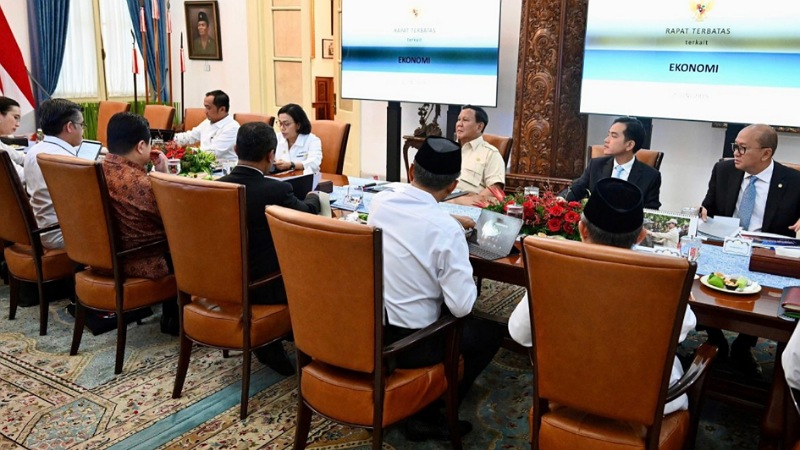 Presiden Prabowo Subianto memimpin rapat terbatas yang digelar di Istana Merdeka, Jakarta, Senin (2/6) - Foto: BPMI Setpres -