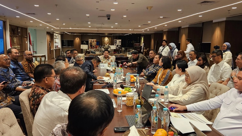 Menteri PKP Maruar Sirait  saat pertemuan dengan pengembang komersial di Wisma Mandiri 2, Jakarta, Rabu (2/7) malam. - Foto: Kementerian PKP -