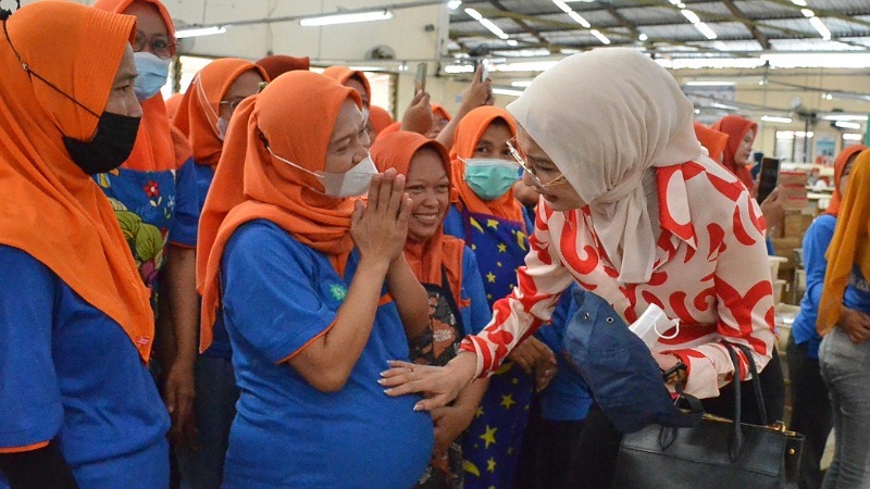 Arzeti Suarakan Keadilan Tenaga Kerja: Difabel Bukan Penghalang, Tapi Kekuatan Bangsa! Anggota Komisi IX DPR RI Arzeti Bilbina mengunjungi PT Mitra Adi Jaya, sebuah perusahaan pengolahan tembakau di Berbah, Sleman. - Humas DPR -