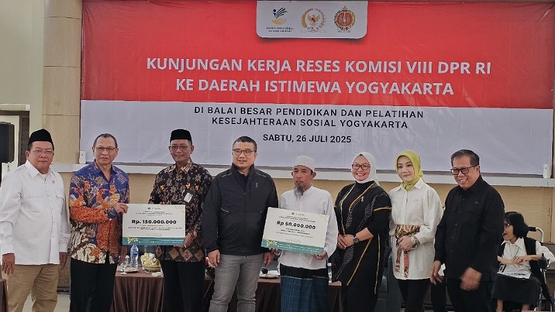 DPR Serahkan Bantuan Rumah Ibadah dan Inkubasi Bisnis Pesantren di Yogyakarta