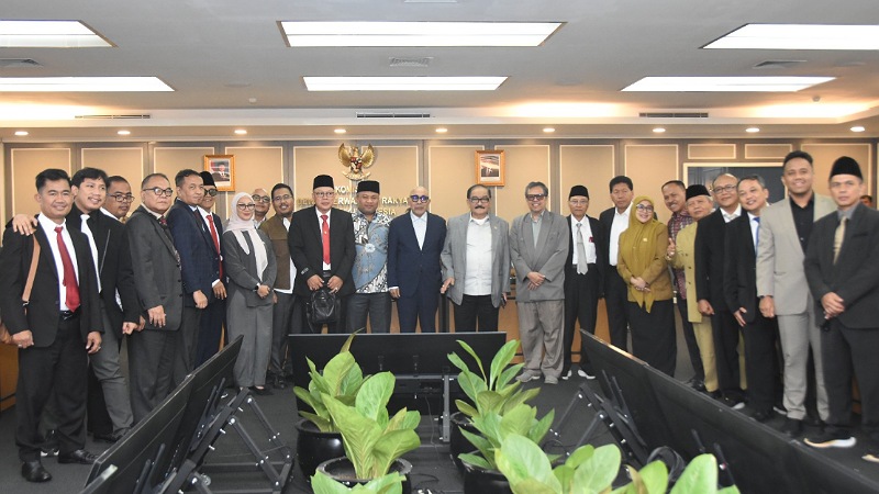 DPR Serius Kawal Al-Zaytun, Soroti 3 Masalah Besar Wakil Ketua Komisi XIII DPR RI, Sugiat Santoso, dalam foto bersama usai menerima audiensi dari Yayasan Pesantren Indonesia, Senin (14/7/2025). - Foto: Humas DPR -