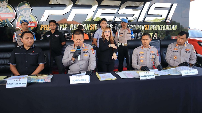 Kontrakan Fiktif Jebak 77 Korban, Polres Metro Bekasi Kota Tangkap 2 Penipu! Polres Metro Bekasi Kota menggelar jumpa pers pengungkapan kasus penipuan rumah konrtakan fiktif di Kota Bekasi, Jumat (26/7/2025). (Foto: Polres Metro Bekasi Kota)
