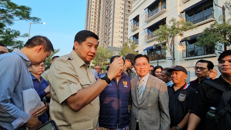 Menteri Ara Fasilitasi Penyelesaian Meikarta, Konsumen Dapat Ganti Rugi Puluhan Miliar Menteri PKP Maruarar Sirait memfasilitasi penyelesaian Meikarta dengan langsung bertemu CEO Lippo Group James Riady di proyek Meikarta di Bekasi - Foto: Dok Kementerian PKP -