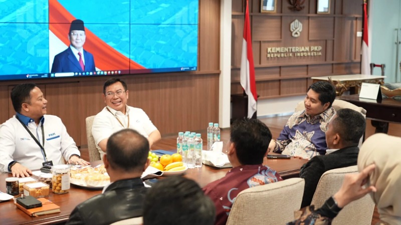 Menteri PKP Maruarar: Negara Harus Kalahkan Rentenir dan Tengkulak! Menteri PKP Maruarar Sirait saat menerima Dirut SMF Ananta Wiyogo, Dirut PNM Arief Mulyadi, Komisioner BP Tapera Heru Pudyo Nugroho, dan Dirjen Perumahan Perdesaan Imran, Senin (28/7/2025). - Dok. Kementerian PKP -