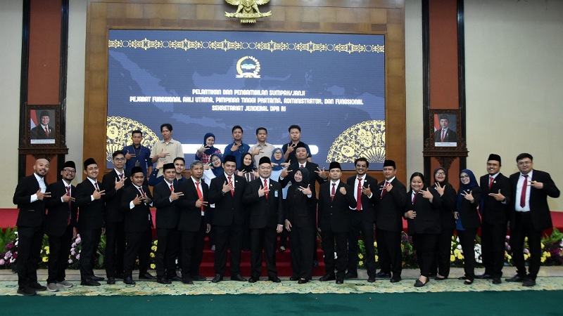 Modernisasi Parlemen Jalan Terus, Sekjen DPR Lantik Pejabat Baru! Sekjen DPR RI Indra Iskandar melantik para pejabat baru dalam rangka menuju parlemen modern - Humas DPR -