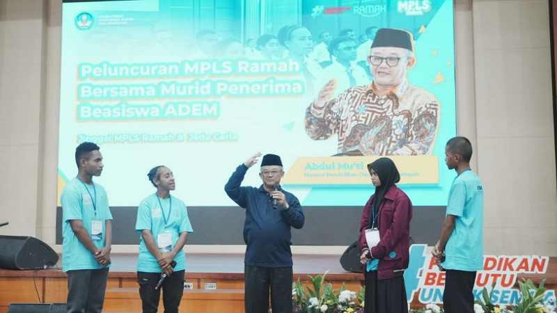 Mendikdasmen Abdul Mu'ti dalam acara Peluncuran MPLS Ramah bersama Penerima Beasiswa ADEM, di Gedung A Lantai 3 Kemendikdasmen, Senayan, Jakarta Pusat, Jumat (11/7/2025).  -Foto: Humas Kemendikdasmen -