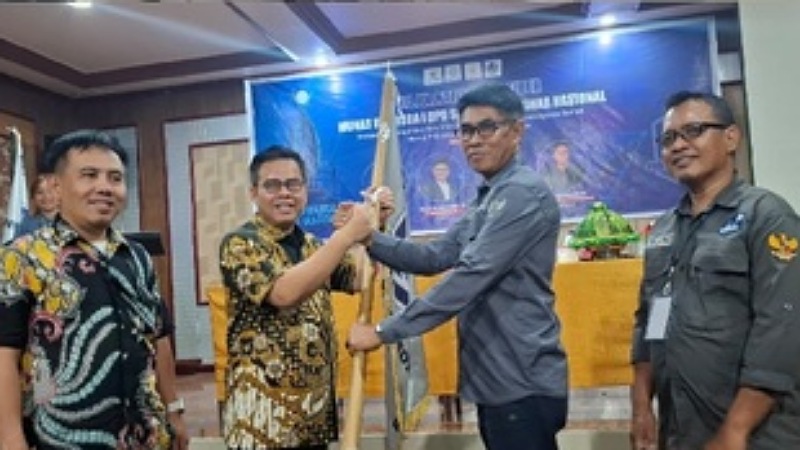 Munas II Palu Sukses Digelar, Mahmud Marhaba Kembali Pimpin PJS! Ketua Dewan Pakar PJS Rizaludin Kurniawan menyerahkan Pataka PJS kepada Ketum PJS terpilih Mahmud Marhaba - Foto: Repro -
