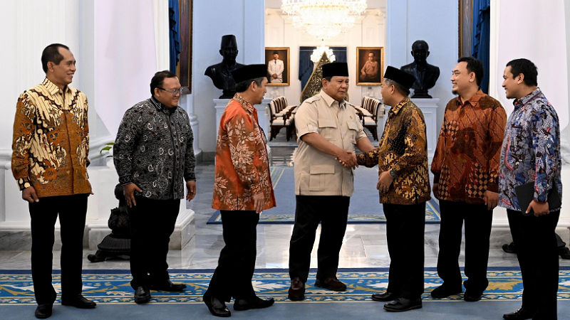 PKS Sambangi Presiden Prabowo, Bahas Demokrasi, Antikorupsi, dan Palestina! Presiden Partai Keadilan Sejahtera (PKS), Almuzzammil Yusuf, memimpin rombongan elite partainya menemui Presiden Republik Indonesia Prabowo Subianto di Istana Negara, Selasa (29/7) sore. - BPMI Setpres-
