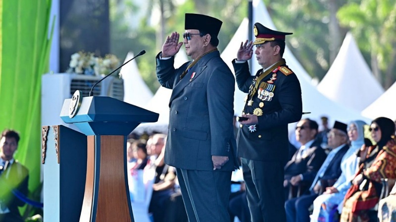 Prabowo Pimpin Upacara di Monas, Beri Hormat Setinggi Langit untuk Polri