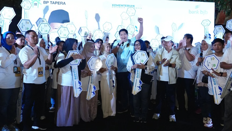 Menteri PKP Maruarar Sirait menyerahkan 100 kunci rumah subsidi ke masyarakat Jabar - Foto: Dok Kementerian PKP -