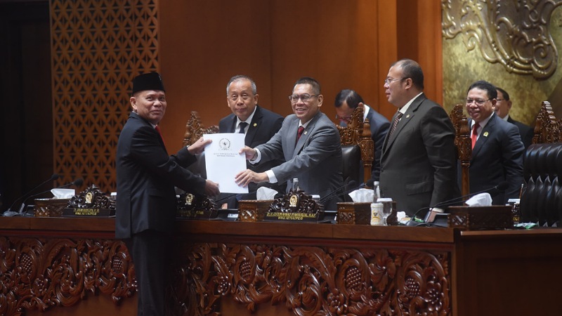 Resmi! DPR Sahkan Renstra 2025–2029: Pilar Demokrasi Menuju Indonesia Emas Wakil Ketua Baleg DPR RI, Sturman Panjaitan saat menyerahkan laporan Rancangan Peraturan DPR RI tentang Rencana Strategis DPR RI 2025–2029, Selasa (8/7/2025). - Humas DPR -