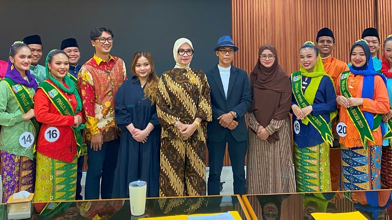 Abang Mpok Kota Bekasi 2025: Kreativitas Anak Muda Warnai Panggung DPRD Wakil Ketua III DPRD Kota Bekasi, Puspa Yani, S.Pd di acara Pemilihan Duta Wisata Abang Mpok Kota Bekasi 2025 di Aula DPRD Kota Bekasi Lantai 3, Minggu (3/8/2025). - Humas DPRD Kota Bekasi -
