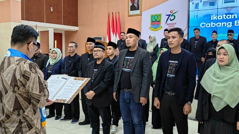 Abdul Somad: Alumni UIN Harus Jadi Motor Perubahan di Daerah! Ketum IKALUIN Jakarta Tb Ace Hasan Syadzily mengukuhkan pengurus IKALUIn Jakarta Cabang Bekasi Raya di Auditorium Wibawamukti, Kabupaten Bekasi. - Dadan/RMN -
