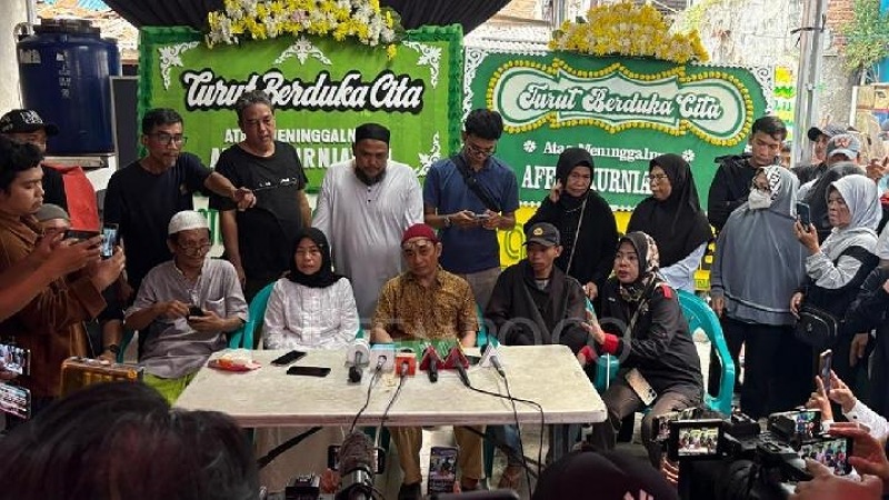 Zulkifli, ayah dari pengemudi ojek online (ojol) Affan Kurniawan saat memberikan keterangan pers - Foto: Humas Polri -