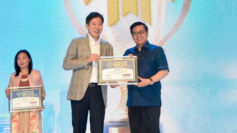 BAZNAS Raih Top Brand Award 2025, Pertahankan Tahta Empat Tahun Beruntun Pimpinan BAZNAS RI Bidang Pengumpulan, H. Rizaludin Kurniawan (kanan) saat menerima penghargaan Top Brand Award kategori Lembaga Zakat & Amal 2025 untuk tahun keempat berturut-turut. - BAZNAS -