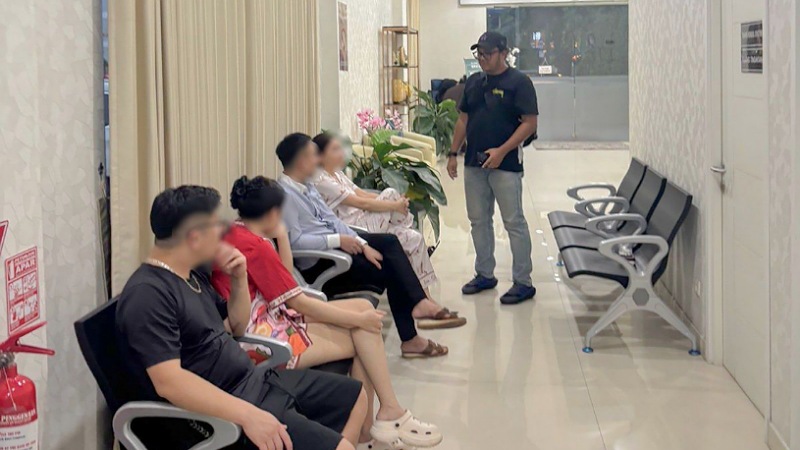 Belasan WNA asal Vietnam saat diperiksa jajaran Direktorat Jenderal Imigrasi. - Foto: Humas Ditjen Imigrasi -