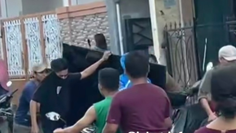 Beringas! Rumah Ahmad Sahroni di Tanjung Priok Dijarah Massa!
