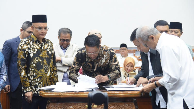 DPR Bulat! RUU Perubahan UU Haji & Umrah Besok Disahkan di Paripurna Rapat Kerja Komisi VIII DPR RI bersama pemerintah menyetujui RUU tentang Perubahan Ketiga atas Undang-Undang Nomor 8 Tahun 2019 tentang PIHU disahkan dalam Rapat Paripurna DPR, di DPR, Jakarta, Senin (25/8/2025). - Humas DPR -