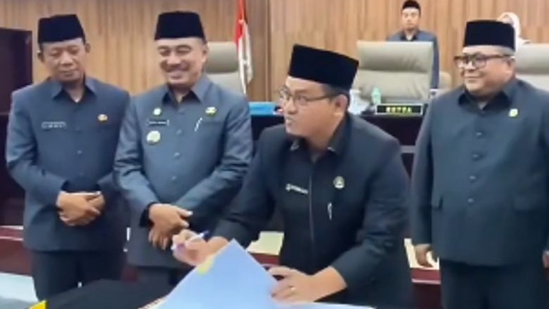Ketua DPRD Kota Bekasi, Sardi Effendi (tengah) menandatangani keputusan DPRD Kota Bekasi tentang penugasan Badan Anggaran membahas APBD Perubahan Tahun 2025. -Foto: DPRD Kota Bekasi -