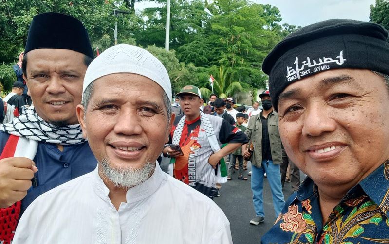 Anggota DPD RI KH. Muhammad Nuh berfoto dengan sejumlah peserta aksi damai bela Palestina di halaman Masjid Raya Al-Mashun, Medan, Minggu, 13 Oktober 2024. - Istimewa -