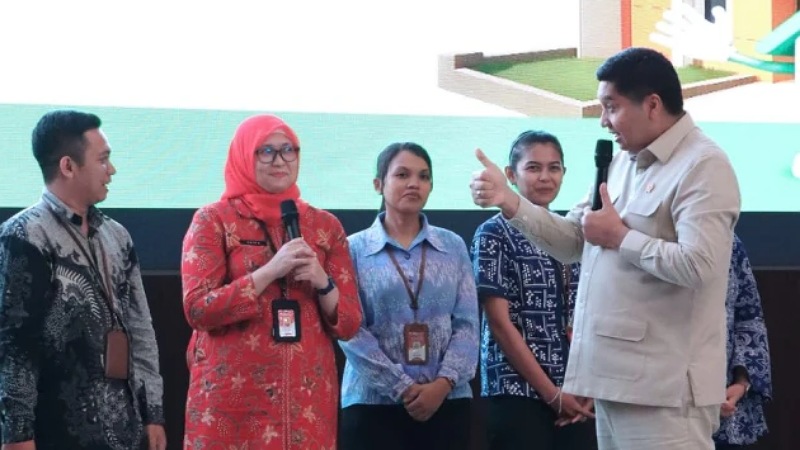 Pegawai Kemendagri saat menerima kunci rumah subsidi secara simbolis dari Menteri Perumahan dan Kawasan Permukiman (PKP) Maruarar Sirait, Kamis (7/8/2025). - Dok Kementerian PKP -