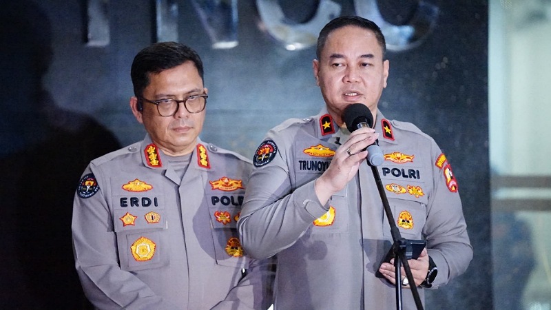 Karopenmas Divhumas Polri Brigjen Pol Trunoyudo Wisnu Andiko (kanan) saat konferensi pers di Mabes Polri, Jakarta - Foto: Humas Polri -