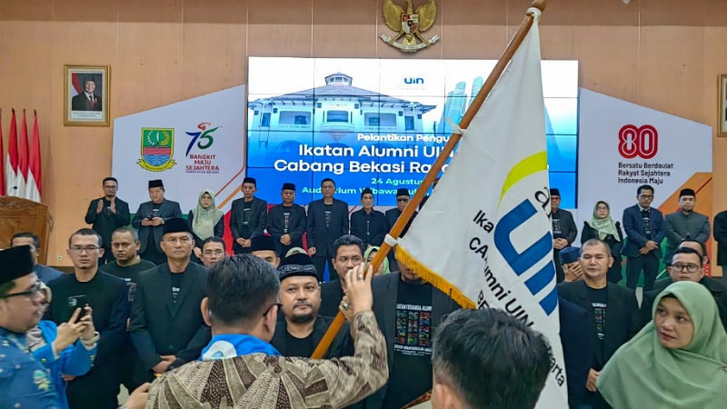 Ketum IKALUIN Kukuhkan Abdul Somad, Alumni Bekasi Raya Siap Bergerak! Ketum IKALUIN Jakarta Tb Ace Hasan Syadzily menyerahkan pataka kepada Ketua IKALUIN Jakarta Cabang Bekasi Raya Abdul Somad - Dadan/RMN -