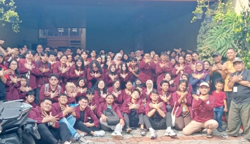 Mahasiswa Binus Turun ke Kebon Jeruk, Tanam Obat Herbal demi Masyarakat Puluhan mahasiswa Binus berfoto bersama di sela kegiatan penanaman toga di Kebon Jeruk, Jakarta Sabtu (9/8/2025).