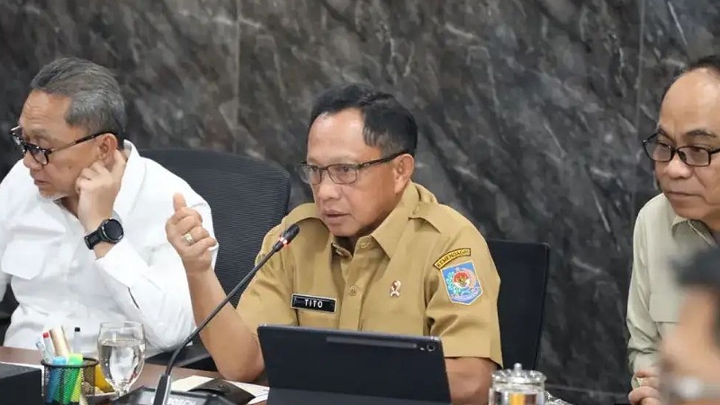 Mendagri Tito Dukung Kopdeskel Merah Putih Lewat Permendagri Menteri Dalam Negeri (Mendagri) Muhammad Tito Karnavian (tengah) hadiri rapat koordinasi di Kantor Kementerian Koordinator (Kemenko) Bidang Pangan, Jakarta, Selasa (5/8/2025). - Foto: Kemendagri -