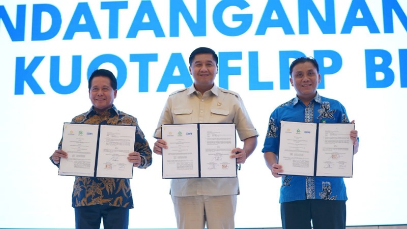 Menteri PKP Genjot Rumah Subsidi: Lompatan Besar Tangani Backlog 9,9 Juta Unit! Menteri Perumahan dan Kawasan Permukiman (PKP), Maruarar Sirait memperlihatkan penandatanganan MoU dengan BRI dan Akad Massal 1.000 Debitur KPR Subsidi - Dok KemenPKP -