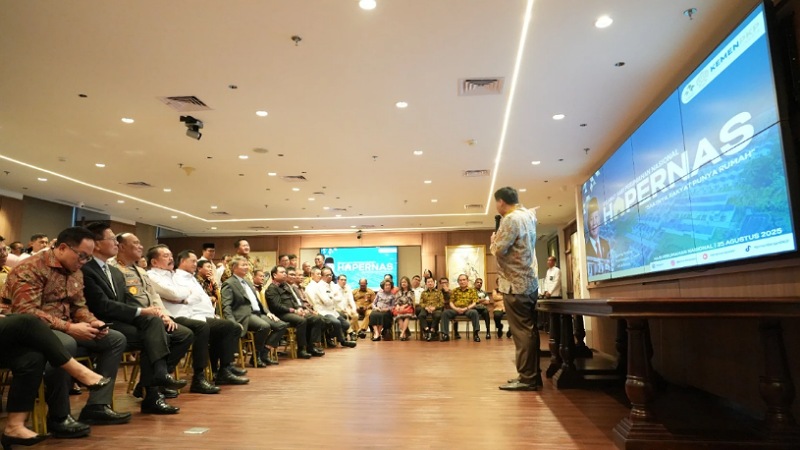 Menteri PKP Maruarar Sirait memberikan sejumlah penghargaan kepada tokoh dan mitra kerja yang berperan penting dalam pembangunan perumahan, khususnya pelaksanaan Program 3 Juta Rumah. - Dok Kemen PKP -