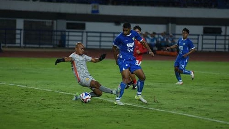 PERSIB Tembus Fase Grup ACL Two 2025/26 Usai Tumbangkan Manila Digger 2-1 di GBLA Penyerang PERSIB Uliam Baros mengunci kemenangan PERSIB atas Manila Digger 2-1 pada laga play-off di Stadion Gelora Bandung Lautan Api (GBLA), Rabu (13/8/2025). - PERSIB.co.id -