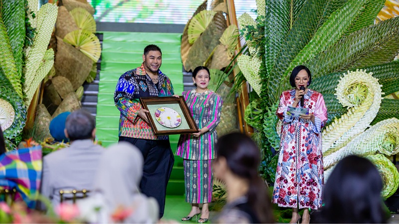 Puan Dukung Ivan Gunawan Luncurkan NusaNova: Ini Harus Mendunia! Ketua DPR RI, Puan Maharani menghadiri acara peluncuran NusaNova yang diinisiasi desainer ternama, Ivan Gunawan di Plaza Indonesia, Jakarta, Selasa (5/8/2025). - Foto: Humas DPR -