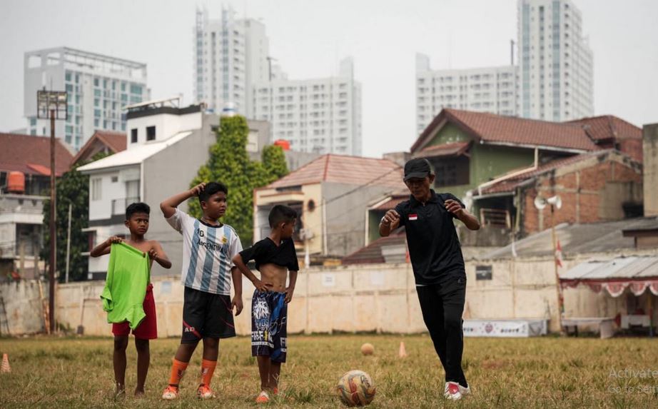 Anak-anak berlatih sepak bola di Lapangan Sepak Bola Pilar belum lama ini. - Istimewa -