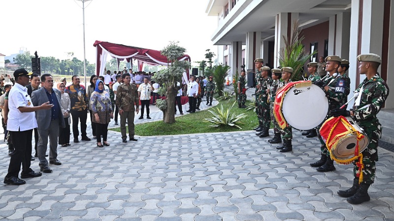 Sekjen DPR RI Indra Iskandar meninjau latihan orkestra dan paduan suara mahasiswa Universitas Pertahanan (Unhan) di Kampus Unhan, Citeureup, Bogor, Kamis (31/7/2025). - Humas DPR -
