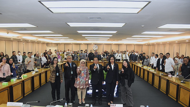 Workshop Medsos! Sekjen DPR RI: Kelola Media Sosial Bukan Sekadar Tugas Admin Sekretaris Jenderal DPR RI, Indra Iskandar foto bersama disela-sela kegiatan Workshop Pengelolaan Media Sosial di Lingkungan DPR RI, yang diselenggarakan di Ruang Komisi XIII, DPR RI, Senayan, Jakarta, Seleasa (12/8/2025). - Foto : Humas DPR -