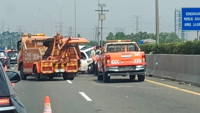 BREAKING: Kecelakaan Lantas di Tol Jakarta–Merak KM 30, Satu Mobil Pajero Ringsek!