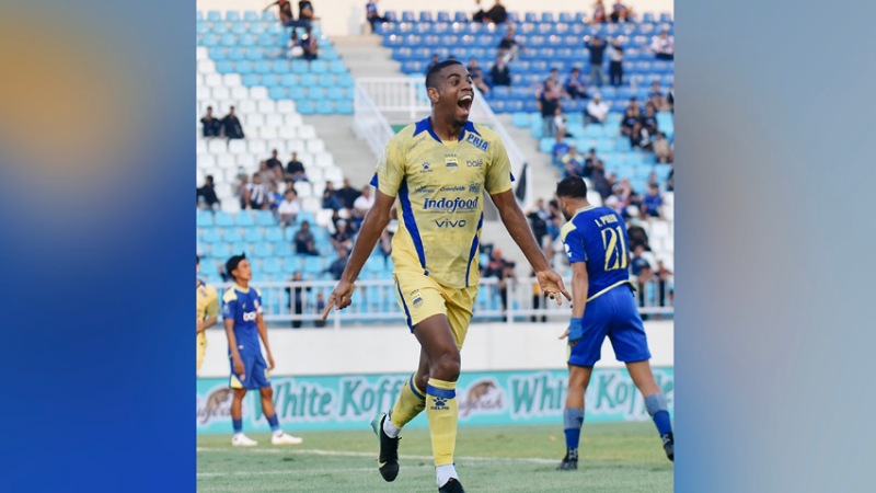 Penyerang Uilliam Barros saat merayakan golnya kegawang Arema - Repro -