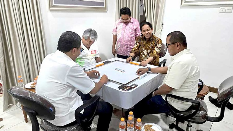DPR Akan Panggil Menhut Raja Juli, Gara-gara Foto Main Domino!