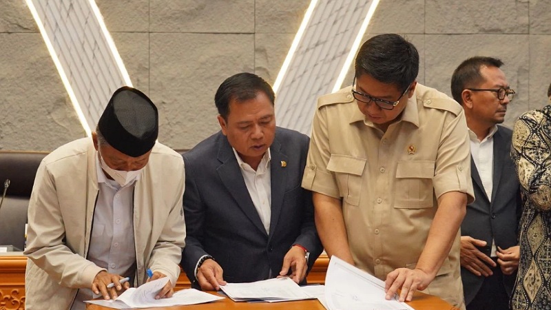 Menteri PKP Maruarar Sirait menandatangani pagu anggaran Kemen PKP usai Rapat Kerja dengan Komisi V DPR RI, Kamis (4/9/2025) - Kemen PKP -