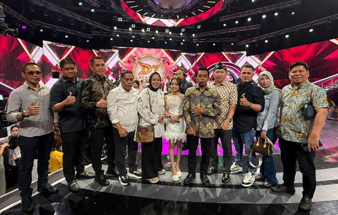 Hadir Langsung, Bupati Sidrap Dukung Penuh Syaqirah di D'Academy 7 Indosiar Bupati Sidrap Syaharuddin Alrif, Syaqirah (tengah), dan yang lainnya berfoto bersama di Studio 5 Indosiar, Jakarta, pada Kamis malam (18/9/2025). - Istimewa-